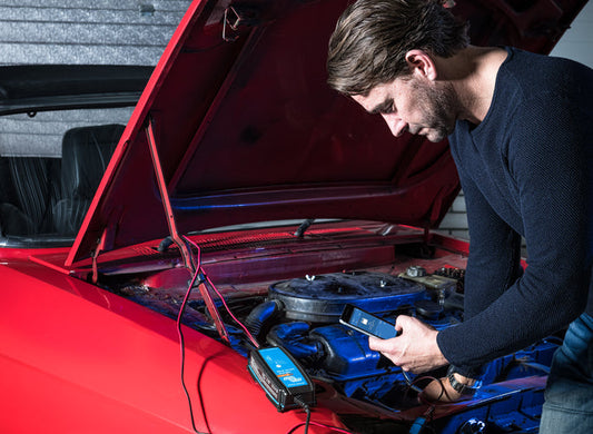 Victron Blue Smart IP65-batterilader koblet til bilbatteriet, med ladestatus på mobilen
