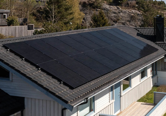 Solcellepaneler montert på et hustak
