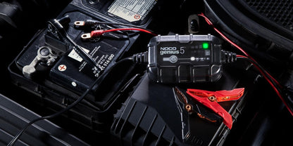 Noco Elektronisk Batterilader 6V/12V 5A Ip65 shown in angle view